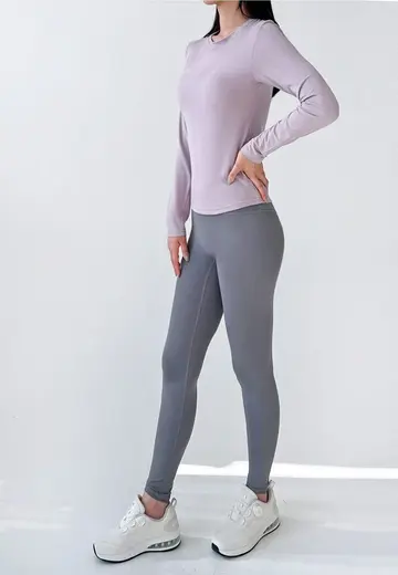핑크·그레이 톤 긴팔티와 레깅스 전신 코디 사진
