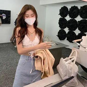 베이지·카멜 톤 레이스 민소매와 베스트 전신 코디 사진