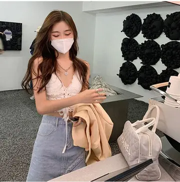 베이지·카멜 톤 레이스 민소매와 베스트 전신 코디 사진