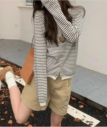 브라운·블랙 톤 스트라이프 긴팔티와 반바지 전신 코디 사진