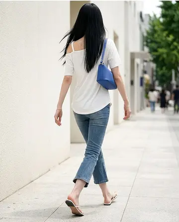 블랙·화이트 톤 반팔티와 청바지 전신 코디 사진