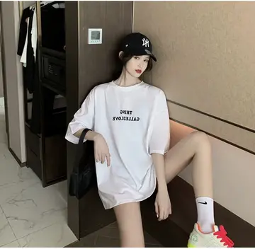 화이트·블랙 톤 반팔티와 미니스커트 전신 코디 사진