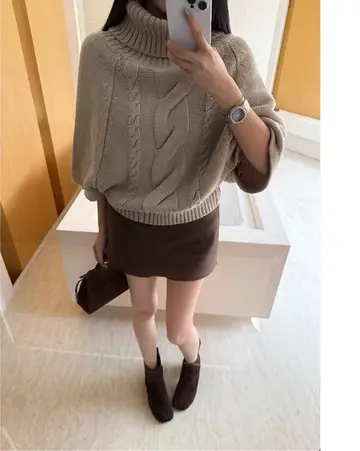 카멜 꽈배기 반팔티와 브라운 미니스커트 전신 코디 사진