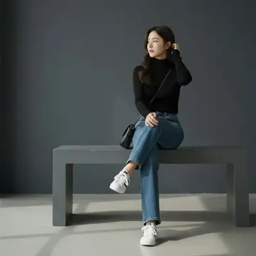 블랙 긴팔티와 청바지 전신 코디 사진
