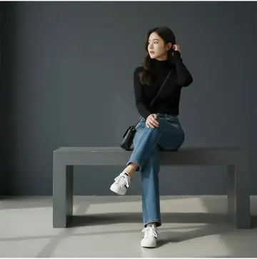 블랙·그레이 톤 긴팔티와 청바지 전신 코디 사진