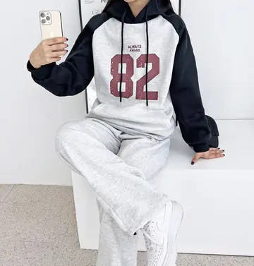 오버핏 기모 맨투맨과 그레이 집업 전신 코디 사진