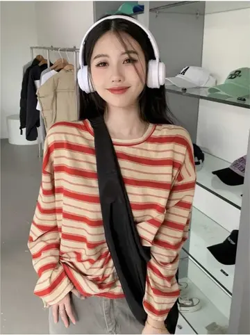 스트라이프 오버핏 긴팔티와 패딩 전신 코디 사진
