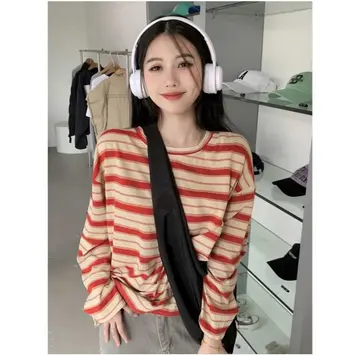 베이지·블랙 톤 스트라이프 긴팔티와 패딩 전신 코디 사진