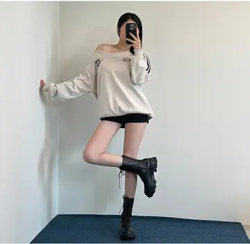 그레이·블랙 톤 스트라이프 맨투맨과 반바지 전신 코디 사진