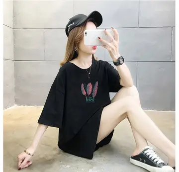 블랙·카키 톤 반팔티 전신 코디 사진