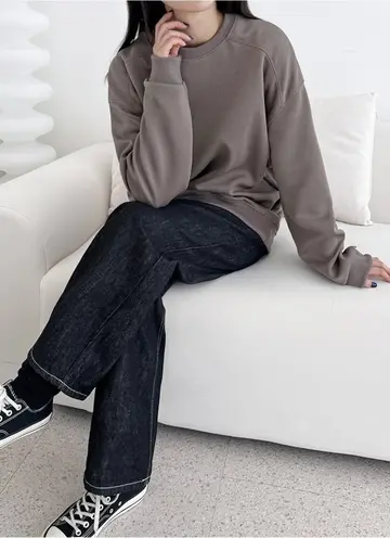 차콜·그레이 톤 티셔츠와 청바지 전신 코디 사진