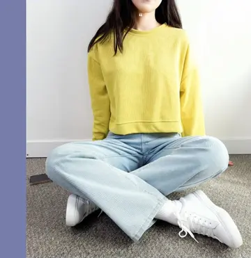 옐로우 오버핏 크롭 맨투맨과 청바지 전신 코디 사진