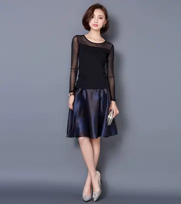 블랙 시스루 블라우스와 네이비 미니스커트 전신 코디 사진