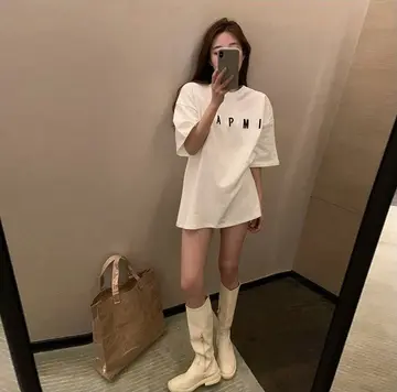 베이지·카키 톤 오버핏 티셔츠와 셔츠원피스 전신 코디 사진