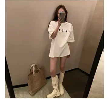 베이지·카키 톤 티셔츠와 셔츠원피스 전신 코디 사진