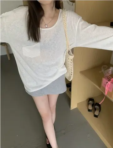 아이보리·카키 톤 셔츠와 미니스커트 전신 코디 사진