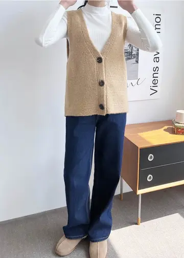 그레이·베이지 톤 니트조끼와 청바지 전신 코디 사진