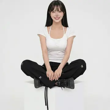 베이지·화이트 톤 반팔티와 베스트 전신 코디 사진