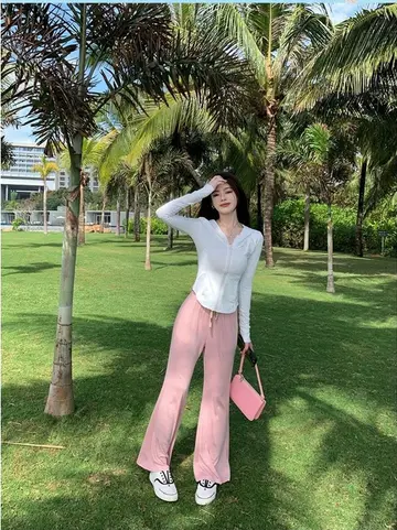 화이트 후드티와 핑크 와이드팬츠 전신 코디 사진