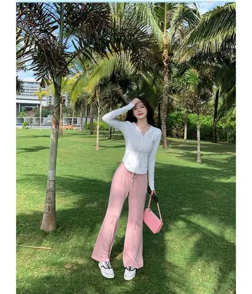 그레이·핑크 톤 후드티와 와이드팬츠 전신 코디 사진