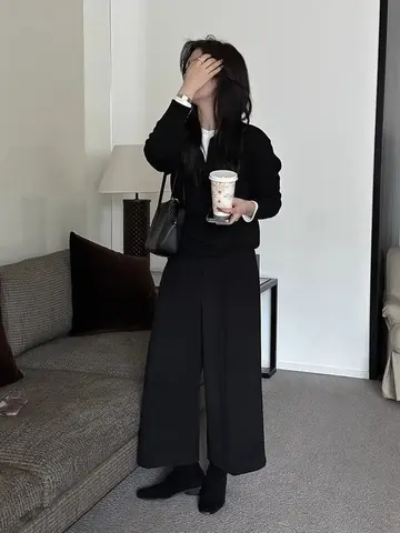 블랙 오버핏 티셔츠와 블랙 와이드팬츠 전신 코디 사진