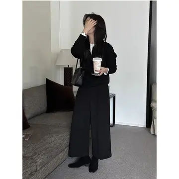 블랙·화이트 톤 티셔츠와 와이드팬츠 전신 코디 사진