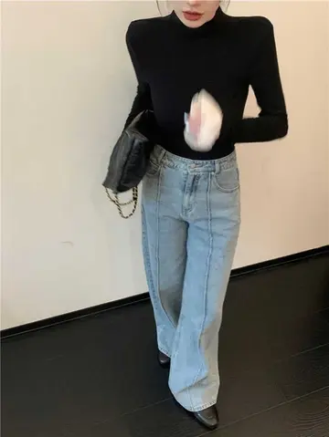 블랙 레이스 터틀넥과 청바지 전신 코디 사진
