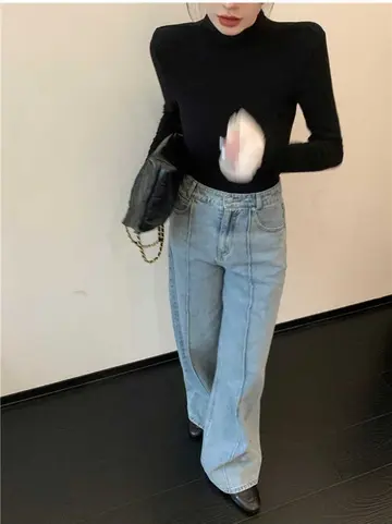 블랙·차콜 톤 레이스 터틀넥과 청바지 전신 코디 사진