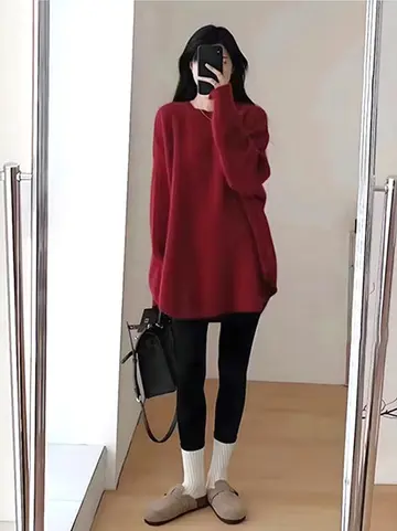 레드 반팔티와 블랙 레깅스 전신 코디 사진