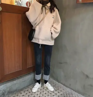 베이지·그레이 톤 오버핏 플리스와 니트 전신 코디 사진