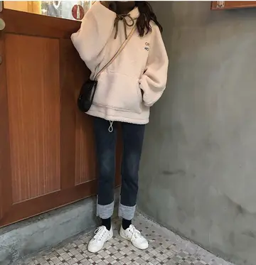 베이지·그레이 톤 오버핏 플리스와 니트 전신 코디 사진