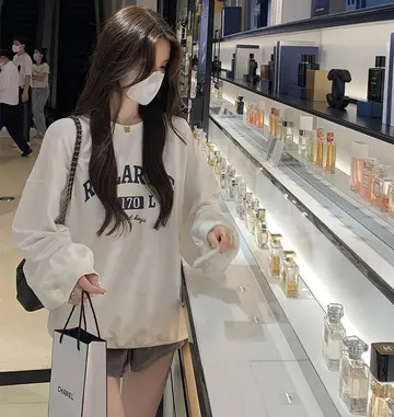 그레이·브라운 톤 기모 맨투맨과 미니스커트 전신 코디 사진