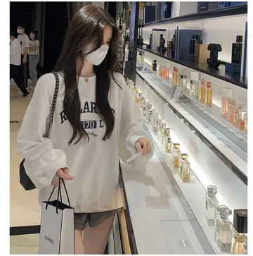 그레이·브라운 톤 기모 맨투맨과 미니스커트 전신 코디 사진
