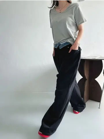 그레이·블랙 톤 반팔티와 와이드팬츠 전신 코디 사진