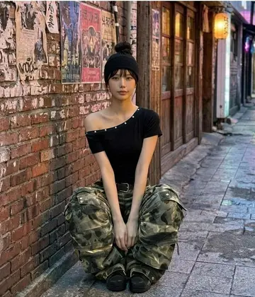 블랙 반팔티와 카고팬츠 전신 코디 사진