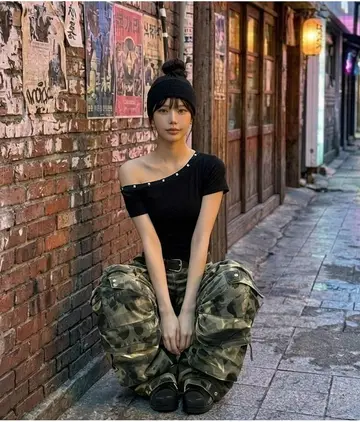 블랙·카멜 톤 반팔티와 카고팬츠 전신 코디 사진