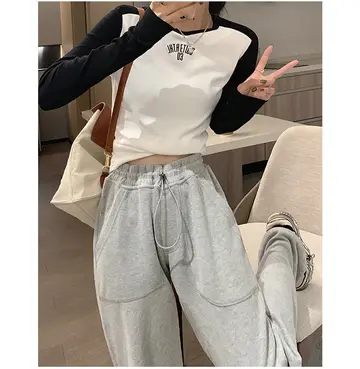 아이보리·베이지 톤 골지 긴팔티와 조거팬츠 전신 코디 사진