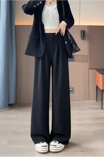 블랙 와이드 슬랙스와 화이트 베스트 전신 코디 사진