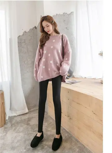 블랙 레깅스와 도트 니트 전신 코디 사진