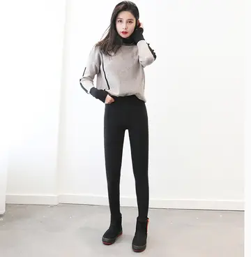베이지·차콜 톤 기모 레깅스와 니트 전신 코디 사진