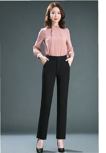 블랙 와이드 슬랙스와 핑크 블라우스 전신 코디 사진