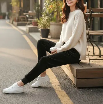 블랙 조거팬츠와 아이보리 니트 전신 코디 사진