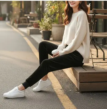 아이보리·카멜 톤 조거팬츠와 니트 전신 코디 사진
