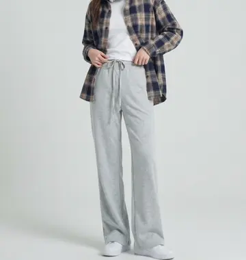 그레이 슬림핏 부츠컷팬츠와 체크 재킷 전신 코디 사진