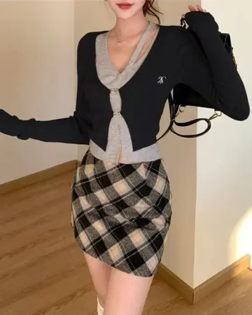 블랙·그레이 톤 가디건과 미니스커트 전신 코디 사진