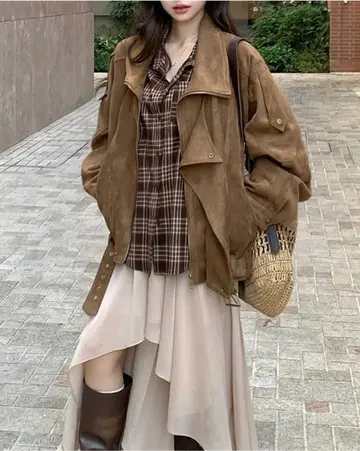 오버핏 스웨이드 재킷과 체크 셔츠 전신 코디 사진