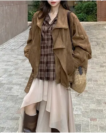 브라운·카키 톤 스웨이드 재킷과 셔츠 전신 코디 사진