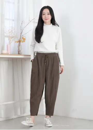 브라운 기모 배기팬츠와 화이트 맨투맨 전신 코디 사진