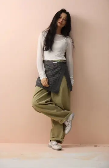 차콜 꽈배기 스커트와 화이트 긴팔티 전신 코디 사진