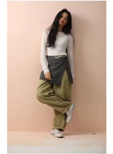 베이지·블랙 톤 꽈배기 스커트와 긴팔티 전신 코디 사진